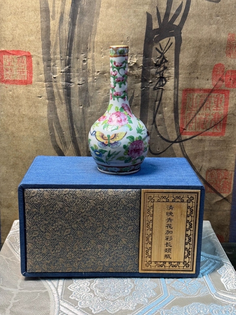 古玩陶瓷清中期青花廣彩長頸瓶拍賣,當前價格0元
