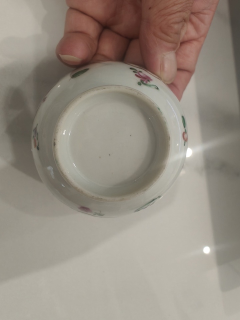 古玩陶瓷乾隆蝶紋廣彩碗真品鑒賞圖