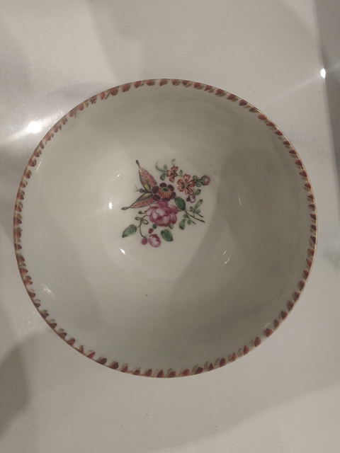 古玩陶瓷乾隆蝶紋廣彩碗真品鑒賞圖