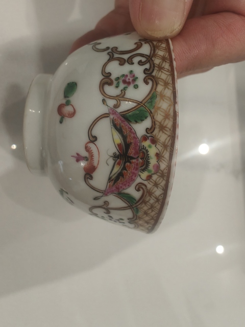 古玩陶瓷乾隆蝶紋廣彩碗真品鑒賞圖
