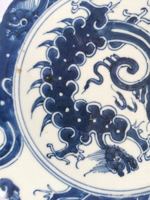 古玩陶瓷青花龍紋臥盤真品鑒賞圖