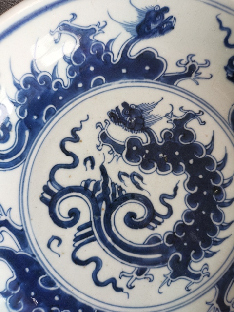 古玩陶瓷青花龍紋臥盤真品鑒賞圖