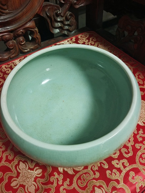 古玩陶瓷清代中期綠哥釉三足香爐真品鑒賞圖