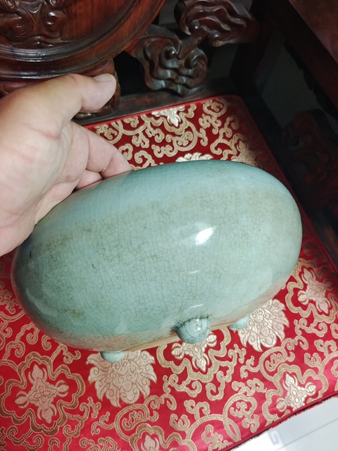 古玩陶瓷清代中期綠哥釉三足香爐真品鑒賞圖