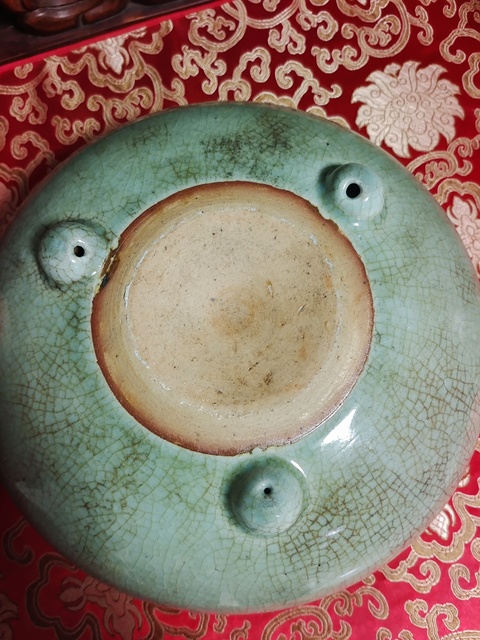 古玩陶瓷清代中期綠哥釉三足香爐真品鑒賞圖