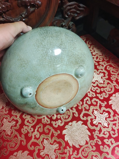 古玩陶瓷清代中期綠哥釉三足香爐真品鑒賞圖