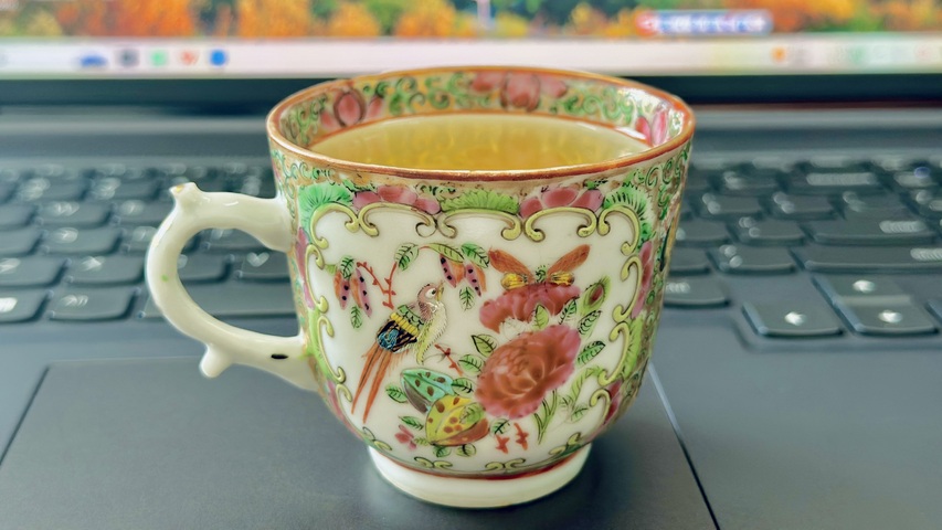 古玩陶瓷人物花鳥蝶紋廣彩執(zhí)杯真品鑒賞圖