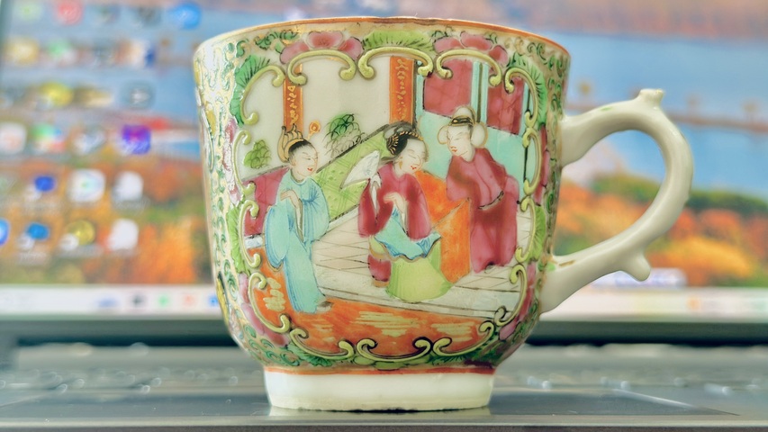 古玩陶瓷人物花鳥蝶紋廣彩執(zhí)杯真品鑒賞圖