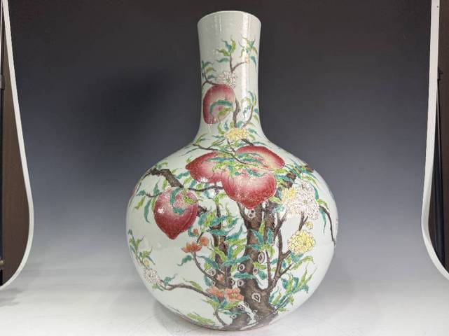 古玩陶瓷粉彩九桃天球瓶真品鑒賞圖