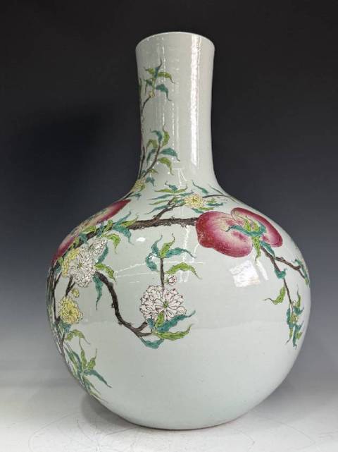 古玩陶瓷粉彩九桃天球瓶真品鑒賞圖