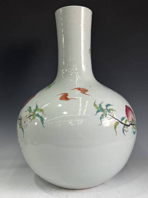 古玩陶瓷粉彩九桃天球瓶真品鑒賞圖