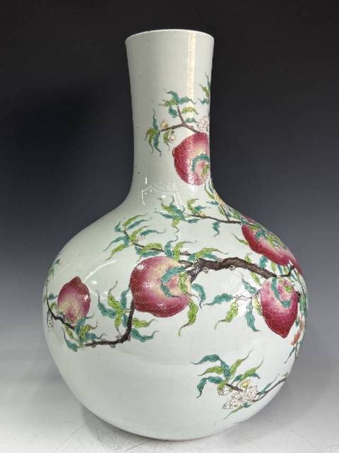 古玩陶瓷粉彩九桃天球瓶真品鑒賞圖