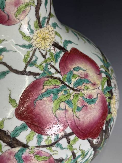 古玩陶瓷粉彩九桃天球瓶真品鑒賞圖