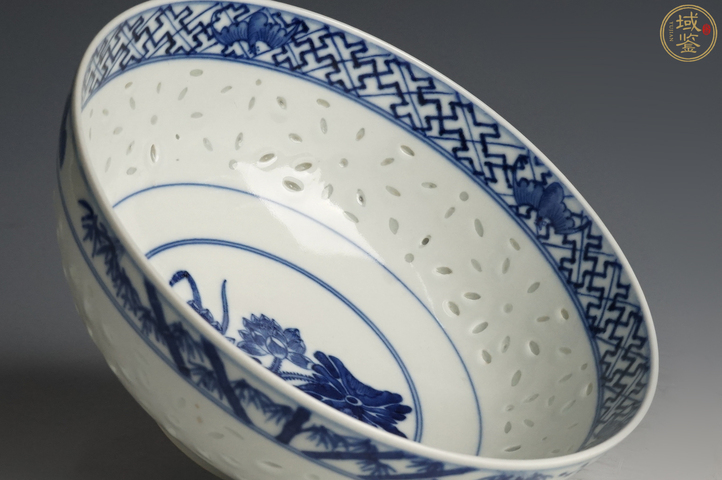 古玩陶瓷清光緒玲瓏青花花卉雜寶紋碗真品鑒賞圖