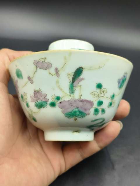 古玩陶瓷晚清時期蟲草紋粉彩蓋碗拍賣,當前價格1800元