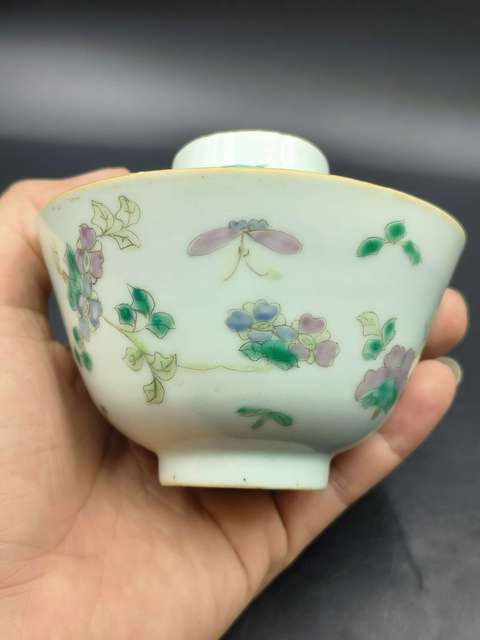 古玩陶瓷晚清時期蟲草紋粉彩蓋碗拍賣,當前價格1800元