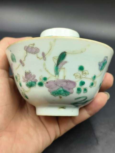 古玩陶瓷晚清時期蟲草紋粉彩蓋碗拍賣,當前價格1800元