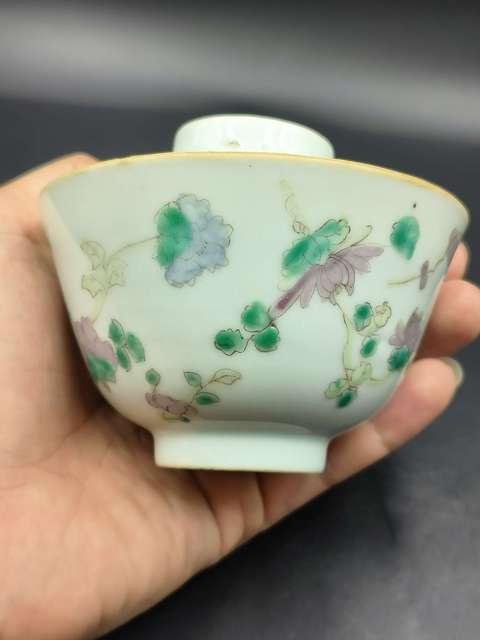 古玩陶瓷晚清時期蟲草紋粉彩蓋碗拍賣,當前價格1800元