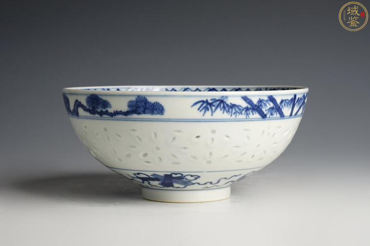 古玩陶瓷清光緒玲瓏青花花卉雜寶紋碗真品鑒賞圖