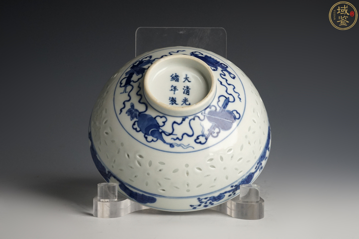古玩陶瓷清光緒玲瓏青花花卉雜寶紋碗真品鑒賞圖