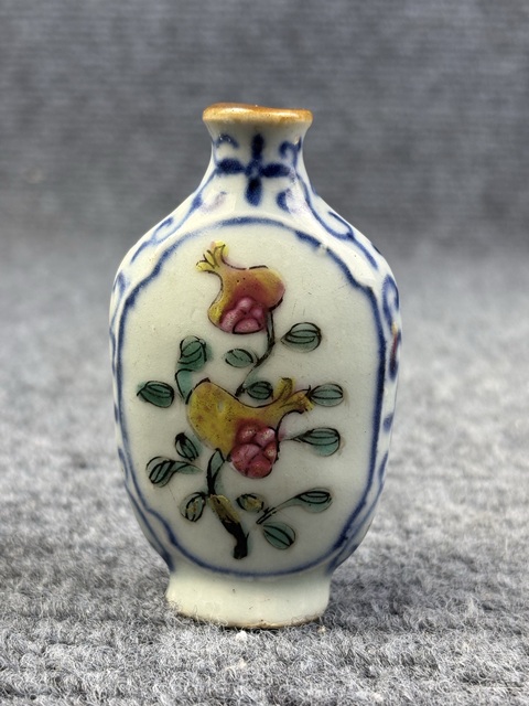 古玩陶瓷青花粉彩鼻煙壺拍賣,當前價格0元