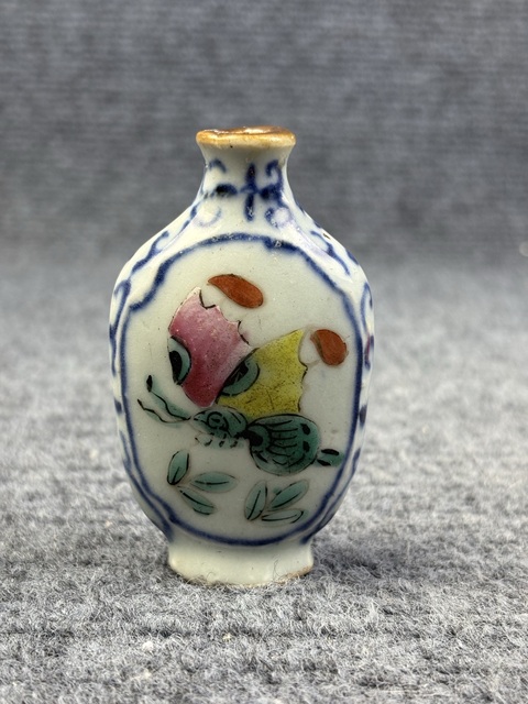 古玩陶瓷青花粉彩鼻煙壺拍賣,當前價格0元