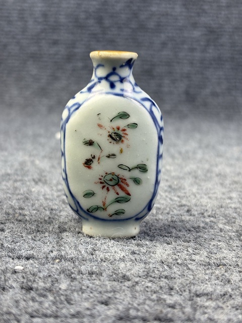 古玩陶瓷清中期?青花粉彩花卉紋鼻煙壺拍賣,當前價格826元