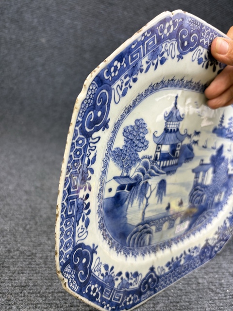 古玩陶瓷青花山水攜琴訪友人物故事紋盤真品鑒賞圖