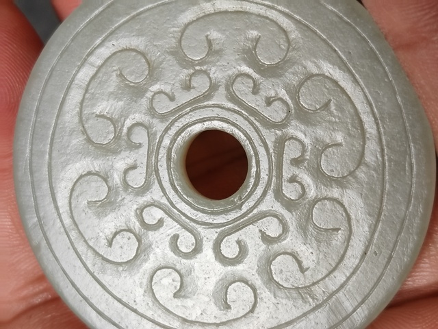 古玩玉器和田玉雙面雕玉璧”拍賣,當前價格998元