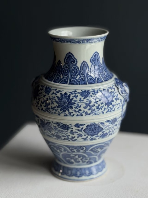 古玩陶瓷道光·青花纏枝花卉紋輔首瓶(官)真品鑒賞圖