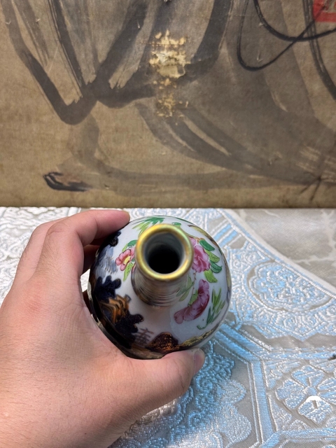 古玩陶瓷清中期青花廣彩長頸瓶拍賣,當前價格0元