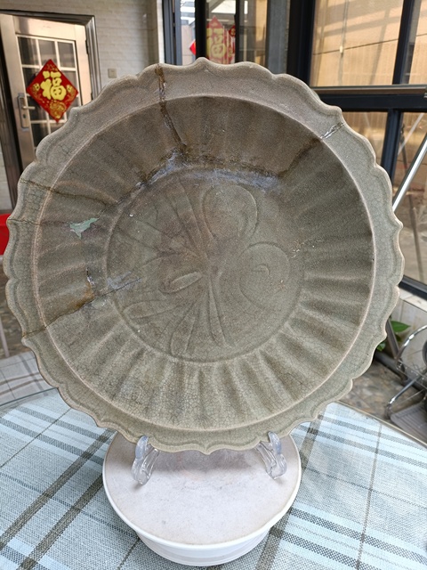 古玩陶瓷龍泉窯/巨無霸/極美刀工/兩圓一尖/菊瓣紋葵口超大盤/名品拍賣,當(dāng)前價格5980元