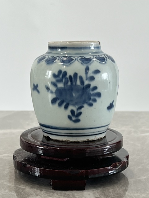 古玩陶瓷花卉紋青花罐真品鑒賞圖