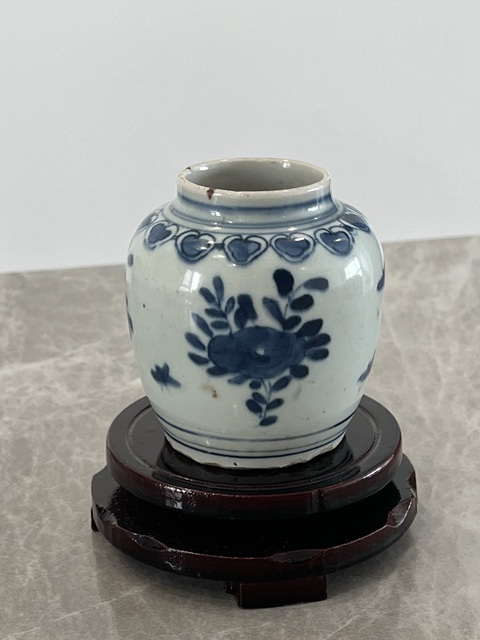 古玩陶瓷花卉紋青花罐真品鑒賞圖