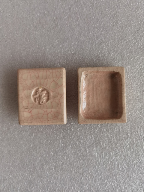 古玩陶瓷文字蓋盒拍賣,當(dāng)前價(jià)格150元