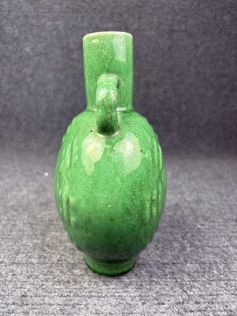 古玩陶瓷綠哥釉暗刻八卦紋雙耳抱月瓶拍賣，當前價格4588元