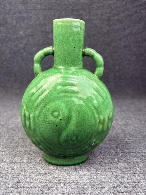 古玩陶瓷綠哥釉暗刻八卦紋雙耳抱月瓶拍賣，當前價格4588元