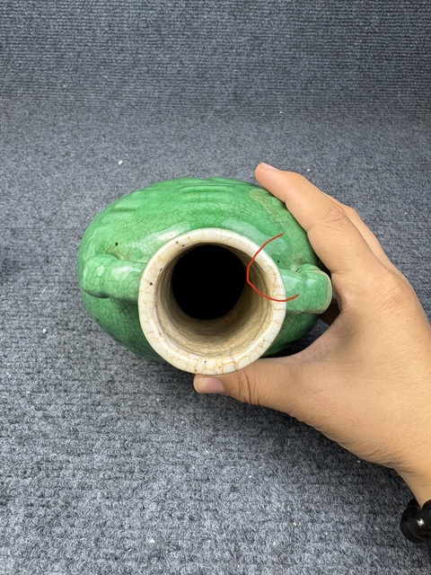 古玩陶瓷綠哥釉暗刻八卦紋雙耳抱月瓶拍賣，當前價格4588元