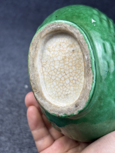 古玩陶瓷綠哥釉暗刻八卦紋雙耳抱月瓶拍賣，當前價格4588元