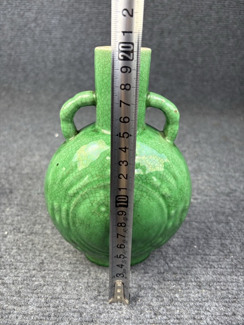 古玩陶瓷綠哥釉暗刻八卦紋雙耳抱月瓶拍賣，當前價格4588元