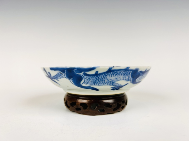 古玩陶瓷清乾隆·青花過墻龍紋盤拍賣,當前價格1588元