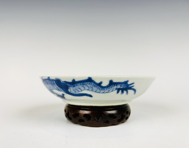 古玩陶瓷清乾隆·青花過墻龍紋盤拍賣,當前價格1588元