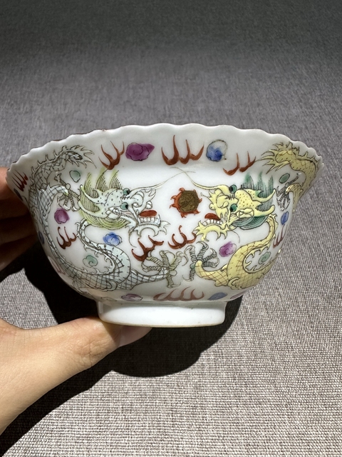 古玩陶瓷粉彩雙龍搶珠紋折沿花口碗真品鑒賞圖