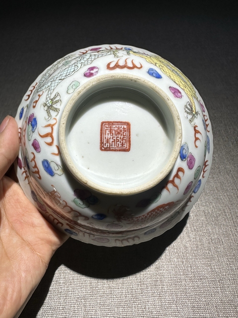 古玩陶瓷粉彩雙龍搶珠紋折沿花口碗真品鑒賞圖