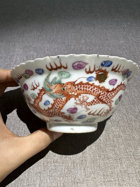 古玩陶瓷粉彩雙龍搶珠紋折沿花口碗真品鑒賞圖