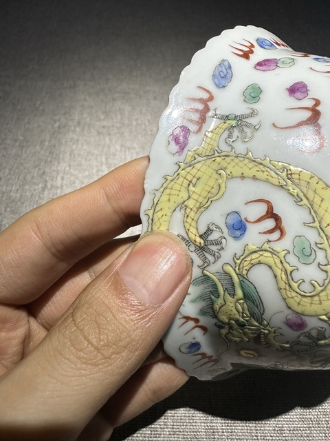 古玩陶瓷粉彩雙龍搶珠紋折沿花口碗真品鑒賞圖