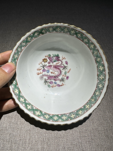 古玩陶瓷粉彩雙龍搶珠紋折沿花口碗真品鑒賞圖