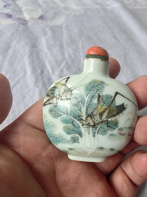 古玩陶瓷道光粉彩草蟲紋煙壺真品鑒賞圖