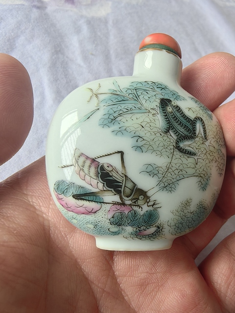 古玩陶瓷道光粉彩草蟲紋煙壺真品鑒賞圖
