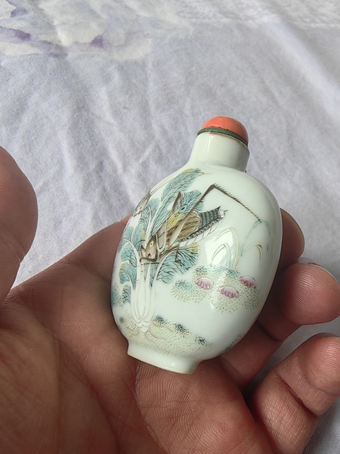 古玩陶瓷道光粉彩草蟲紋煙壺真品鑒賞圖